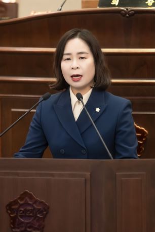 정현미 의원이 제299회 정례회 제2차 본회의에서 5분 자유발언에 임하고 있다.