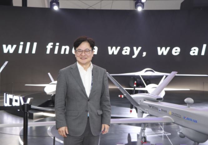 김병수 김포시장이 2023년 10월 ‘서울 adex 2023’을 방문해 항공우주전시를 둘러봤다.