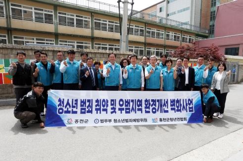 신영재 홍천군수, 대외협력사업 '아름다운 거리 만들기 벽화활동'참석