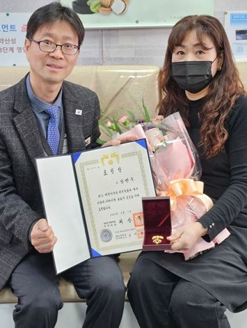 강만수 지사 후손에게 포상 전수  