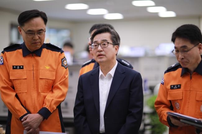 26일 오전 수원남부소방서에서 김동연 경기도지사가 산불 예방을 위한 현장 점검을 하고 있다.