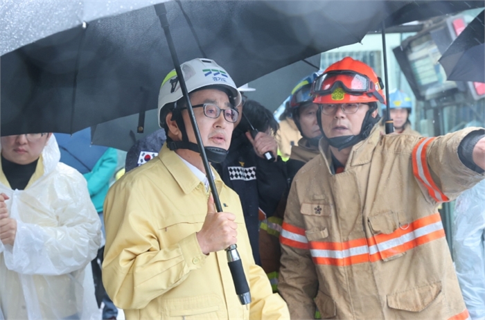 12일 오후 김동연 경기도지사가광명 신안산선 붕괴 사고 현장 방문하여 사고상황을 점검하고 있다.