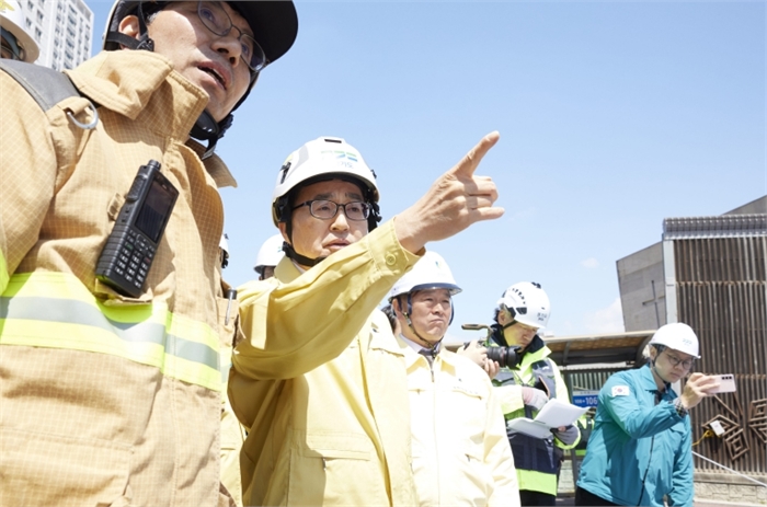 15일 오후 김동연 경기도지사가 광명 신안산선 붕괴 사고 현장을 찾아 후속점검을 하고 있다.