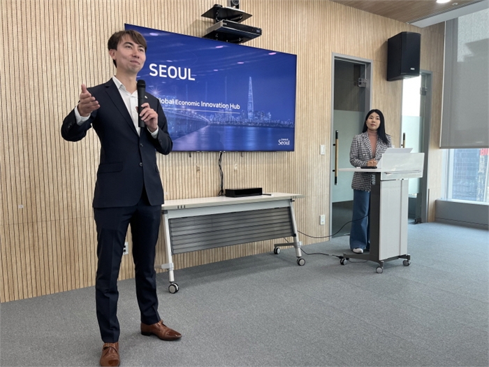 한국에서의 주한네델란드상공회의소 경제활동 소개를 하고있는Robert  Rietberg , DBCK 사무총장 (사진제공: 주한외국기업연합회 KOFA) 