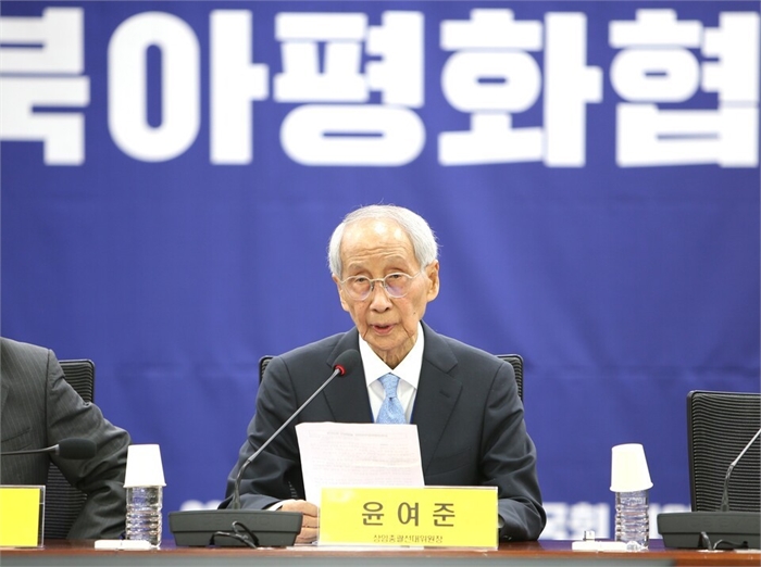  윤여준상임총괄선대위원장이 14일 오후 국회의원회관 제2세미나실에서 열린 출범회의를 통해 인사말을 하고 있다