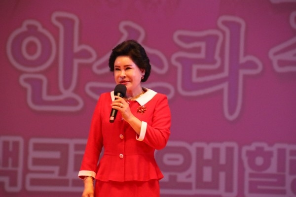 신현옥 목사가 명창 안소라 효(孝) 힐링콘서트 특별축사를 하고있다