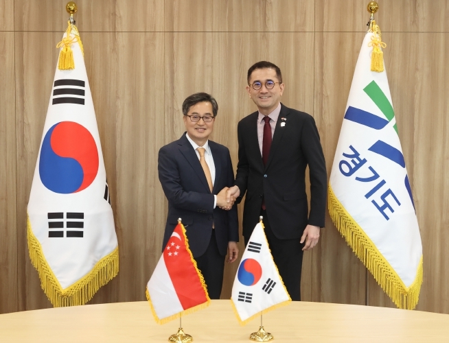 19일 오후 김동연 경기도지사가 경기도청 집무실에서 에릭 테오 주한 싱가포르 대사와 이임 면담전에 기념촬영을 하고있다.