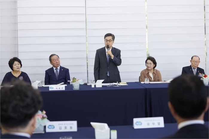 23일 오후 도담소에서 열린 경기도 보훈단체장 오찬 간담회에서 김동연 경기도지사가 인사말을 하고 있다.