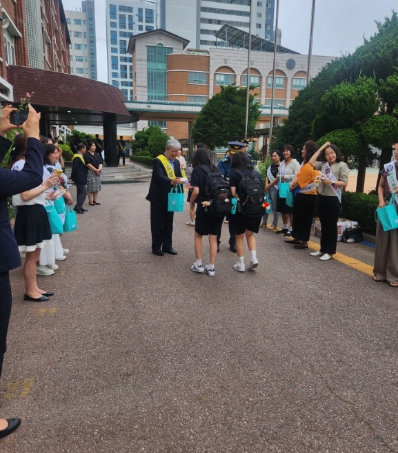 학부모와 함께 등굣길 교통안전 및 학교폭력예방 캠페인