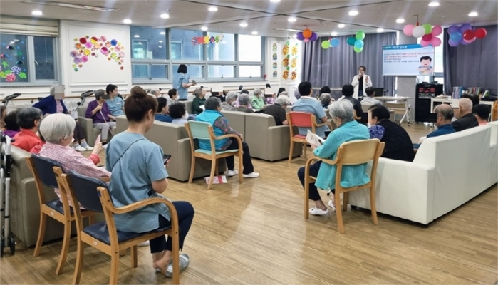 지난 17일 데이케어센터 주은 광명센터에서 찾아가는 고혈압·당뇨병 교육이 진행되고 있다.
