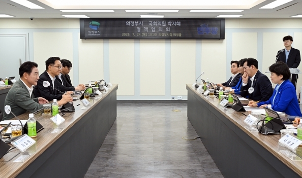 김동근 시장이 7월 24일 박지혜 국회의원(의정부갑)과 정책협의회를 진행하고 있다.