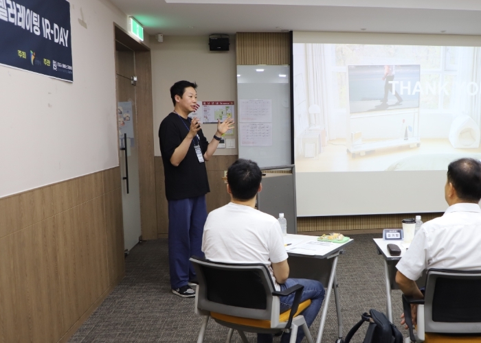 지난 11일 광명시 창업지원센터에서 열린 '2025 광명 혁신 스타트업 육성 액셀러레이팅 아이알 데이(IR-Day)'에서 스타트업 기업 대표가 기업 설명(IR) 발표를 진행하고 있다 