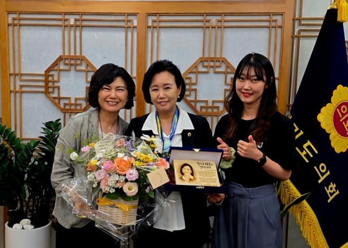 경기도의회 정윤경 부의장, 군포·의왕 학교사회복지사들로부터 학교사회복지사업 발전 기여한 감사패 받아