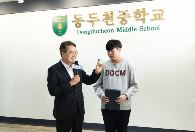 노점 할머니께 비상금 건넨 동두천중 학생, 도지사 표창 수여