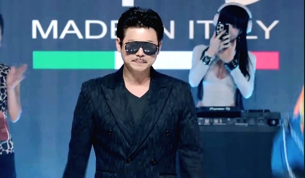 아시아 최초로 드론 런웨이 시스템을 선보인 PK헤만  [사진=아이스타엔터테인먼트 제공]