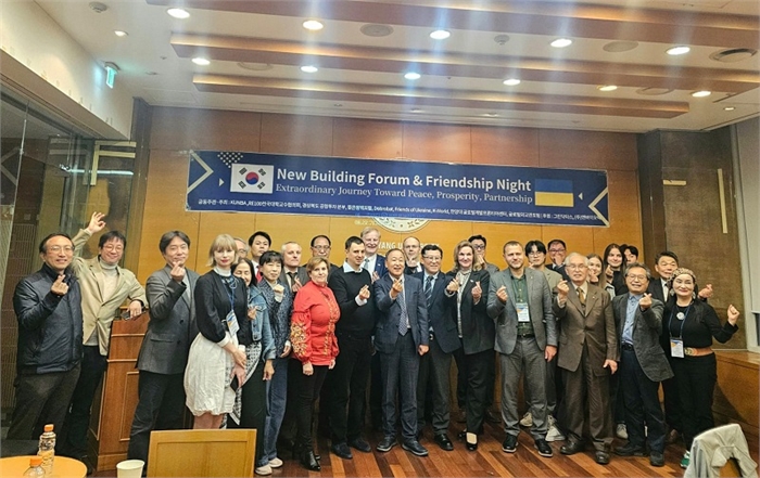 10월 28일 서울에서 열린 ‘한-우크라이나 뉴빌딩 포럼 및 우정의 밤’ 행사에서 한국과 우크라이나 관계자들이 함께 기념촬영을 하고 있다. 사진 맨 오른쪽이 글로벌외교관포럼의 제나 정 (Dr. Zena Chung) 이사장이다.