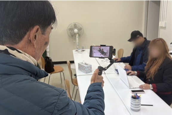 인천장애인종합복지관과 남동정신재활시설 그루터기가 협업하는 취업 준비 프로그램 ‘나의 꿈 찾기’ 참여 당사자들이 영상을 촬영하고 있다. 