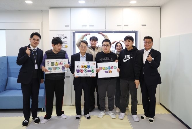 20일 오전 김동연 경기도지사가 파주 최중증 발달장애인통합돌봄센터 1호점을 방문해 최중증 발달장애인 낮 활동 참여 및 소통을 마치고 기념촬영을 하고있다.