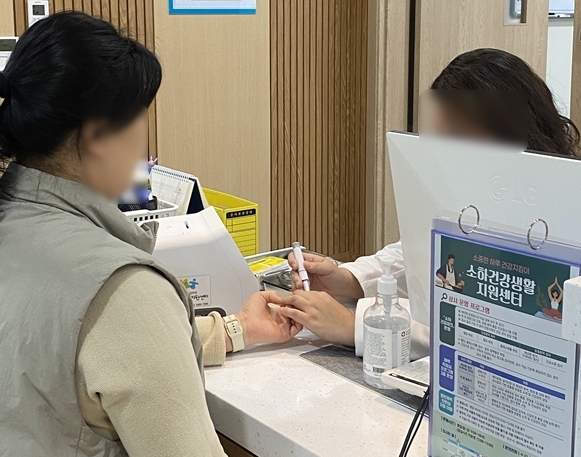 소하건강생활지원센터에서 지역 주민들을 대상으로 당화혈색소 검사가 진행되고 있다.